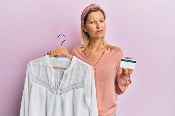 Middle Age Caucasian Woman Holding Clothes Credit Card Clueless Confused — Stock Photo, Image