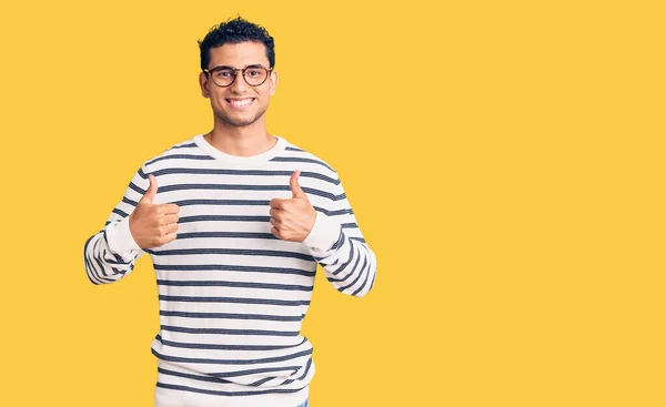 Hispanic Stilig Ung Man Bär Casual Kläder Och Glasögon Framgång — Stockfoto