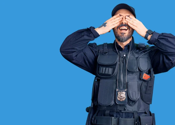 Jovem Homem Bonito Vestindo Uniforme Policial Cobrindo Olhos Com Mãos — Fotografia de Stock