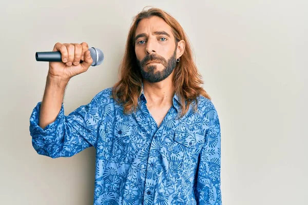 Hombre Atractivo Con Pelo Largo Barba Cantando Canción Usando Actitud — Foto de Stock