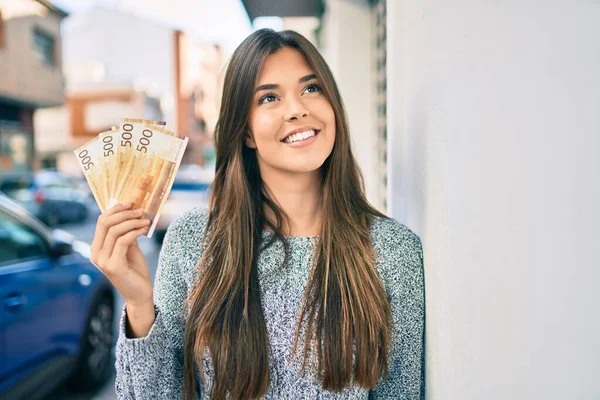 Joven Chica Hispana Hermosa Sonriendo Feliz Sosteniendo Billetes Noruegos Ciudad — Foto de Stock