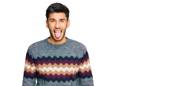 평상적 스웨터를 잘생긴 청년은 표정으로 내밀고 — 스톡 사진