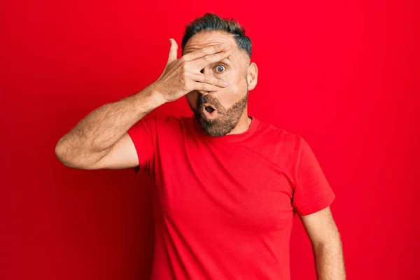 Hombre Guapo Mediana Edad Vistiendo Camiseta Roja Casual Asomándose Shock —  Fotos de Stock