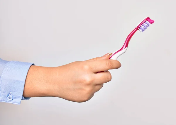 Hand Van Kaukasische Jonge Vrouw Houden Tandenborstel Geïsoleerde Witte Achtergrond — Stockfoto