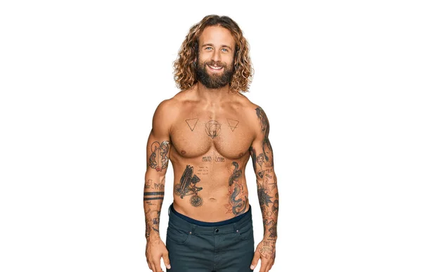 Hezký Muž Vousy Dlouhými Vlasy Bez Trička Ukazující Tetování Šťastným — Stock fotografie