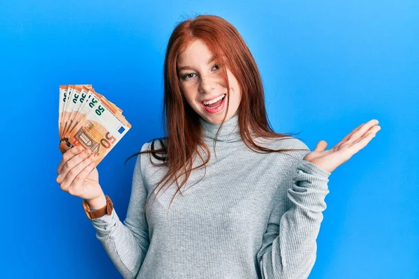 Menina Cabeça Vermelha Jovem Segurando Monte Notas Euro Comemorando Realização — Fotografia de Stock