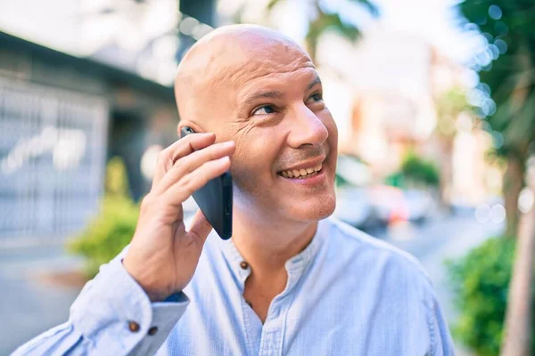 Středního Věku Plešatý Muž Šťastně Usmívá Mluvit Smartphone Městě — Stock fotografie