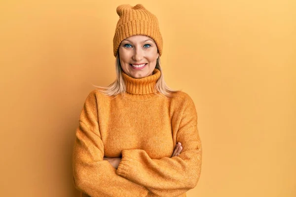 Kaukasische Frau Mittleren Alters Wollenen Winterpullover Und Hut Fröhliches Lächeln — Stockfoto
