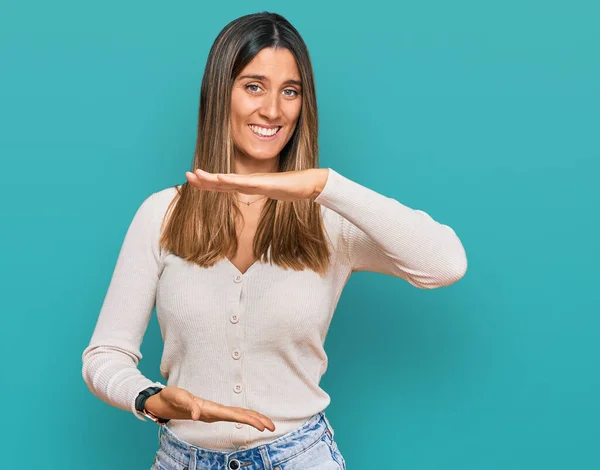 Jonge Vrouw Draagt Casual Kleding Gebaren Met Handen Tonen Grote — Stockfoto