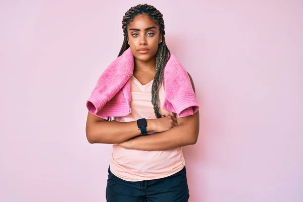 Jovem Afro Americana Com Tranças Vestindo Roupas Esportivas Toalhas Céticas — Fotografia de Stock