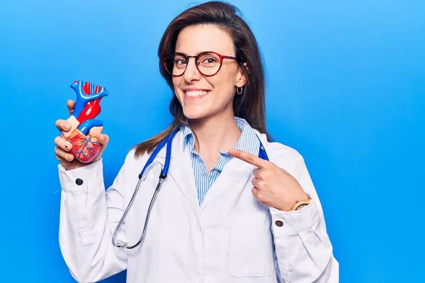 Joven Hermosa Mujer Vistiendo Estetoscopio Médico Sosteniendo Corazón Sonriendo Feliz —  Fotos de Stock