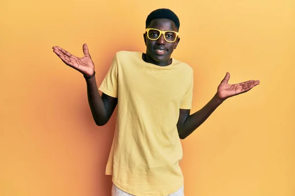 Joven Afroamericano Vestido Con Ropa Casual Gafas Expresión Despistada Confusa — Foto de Stock