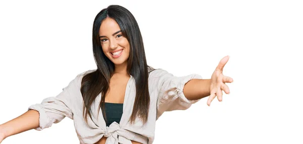 Jong Mooi Latino Meisje Dragen Casual Kleding Lachend Vrolijk Aanbieden — Stockfoto