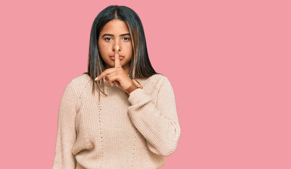Молода Латинська Дівчина Зимовому Светрі Просить Мовчати Пальцем Губах Тиша — стокове фото