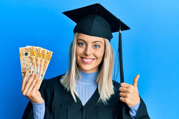 Hermosa Mujer Rubia Con Gorra Graduación Bata Ceremonia Sosteniendo Pesos — Foto de Stock