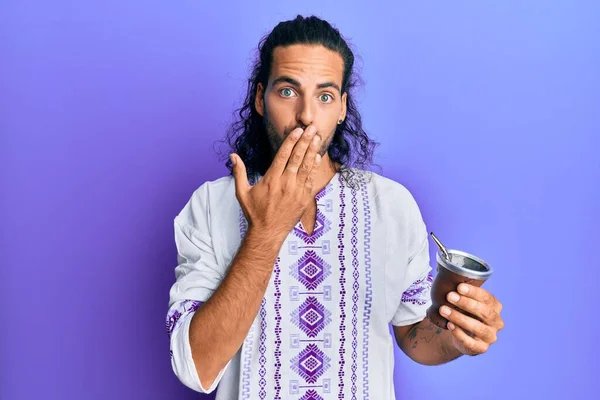 Jonge Knappe Man Met Lang Haar Drinken Mate Infusie Bedekken — Stockfoto