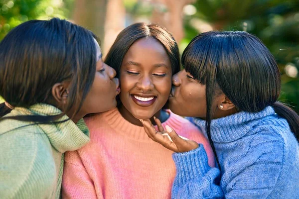 Drie Afrikaanse Amerikaanse Vrienden Lachen Gelukkig Zoenen Het Park — Stockfoto