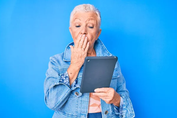 Starsza Piękna Kobieta Niebieskimi Oczami Siwymi Włosami Pomocą Touchpada Zakrywającego — Zdjęcie stockowe