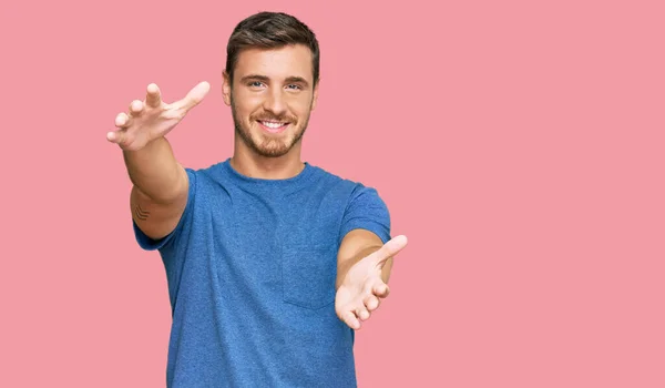 Bonito Caucasiano Vestindo Roupas Casuais Olhando Para Câmera Sorrindo Braços — Fotografia de Stock