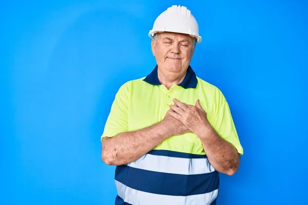 Senior Gråhårig Man Bär Arbetare Reflekterande Shirt Och Hatt Leende — Stockfoto