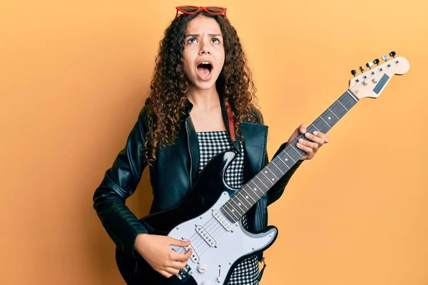 Chica Hispana Adolescente Tocando Guitarra Eléctrica Enojada Loca Gritando Frustrada —  Fotos de Stock