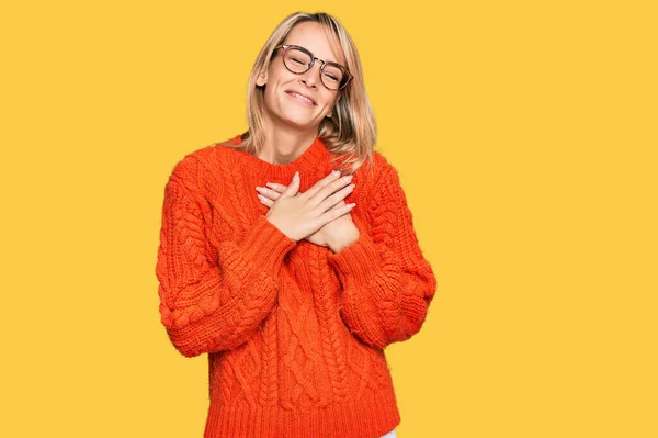 Mooie Blonde Vrouw Casual Kleding Bril Glimlachend Met Handen Borst — Stockfoto