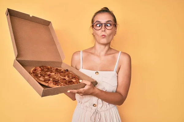 Mulher Caucasiana Bonita Segurando Saborosa Pizza Pepperoni Fazendo Cara Peixe — Fotografia de Stock