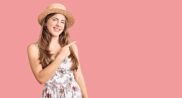 Schöne Kaukasische Junge Frau Trägt Sommerhut Fröhlich Mit Einem Lächeln — Stockfoto