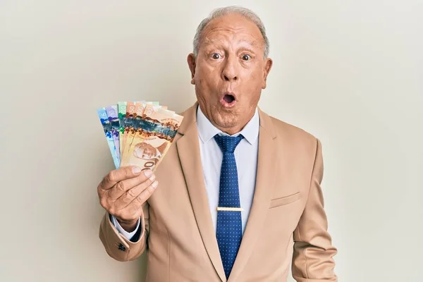 Hombre Caucásico Mayor Sosteniendo Dólares Canadienses Asustado Sorprendido Con Boca —  Fotos de Stock