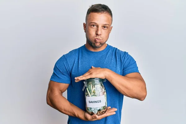 Beau Muscle Homme Tenant Pot Avec Des Économies Joues Gonflées — Photo