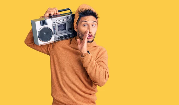 Hezký Latinskoamerický Mladý Muž Držící Boombox Naslouchající Hudbě Která Vypráví — Stock fotografie