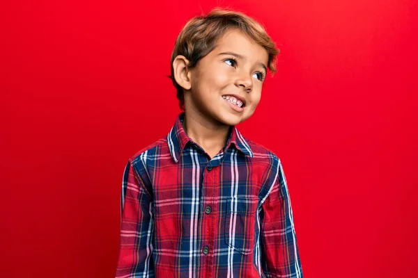 Liebenswertes Lateinisches Kind Lässiger Kleidung Die Zur Seite Schaut Entspannte — Stockfoto
