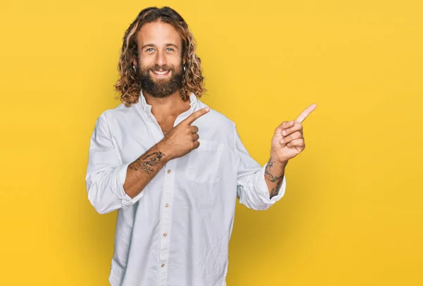 Homem Bonito Com Barba Cabelos Longos Vestindo Roupas Casuais Sorrindo — Fotografia de Stock