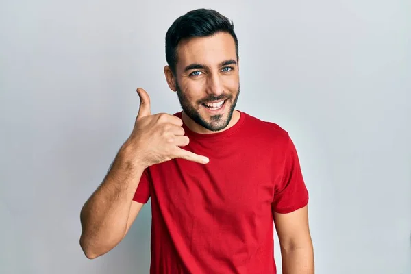 Молодий Іспаномовний Чоловік Повсякденному Одязі Посміхається Робити Телефонний Жест Рукою — стокове фото