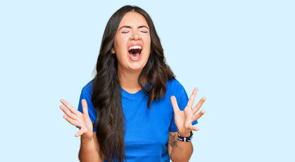 Mooie Brunette Jonge Vrouw Dragen Casual Kleding Vieren Gek Gek — Stockfoto