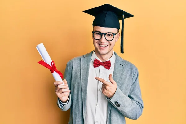 Young Caucasian Nerd Man Wearing Glasses Graduation Cap Holding Degree — Stock Photo, Image