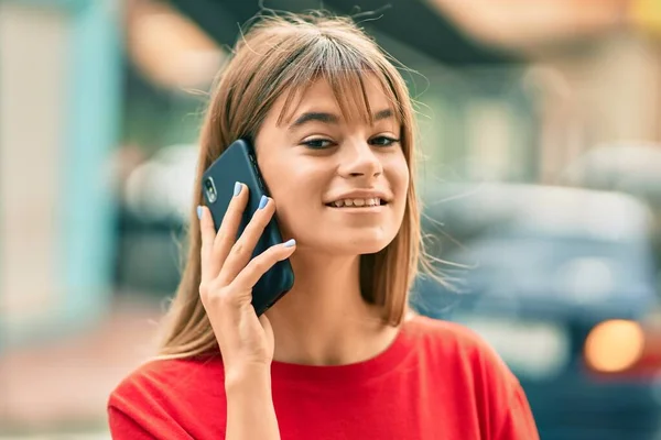 Kavkazský Teenager Dívka Usměvavý Šťastný Mluvení Smartphone Městě — Stock fotografie