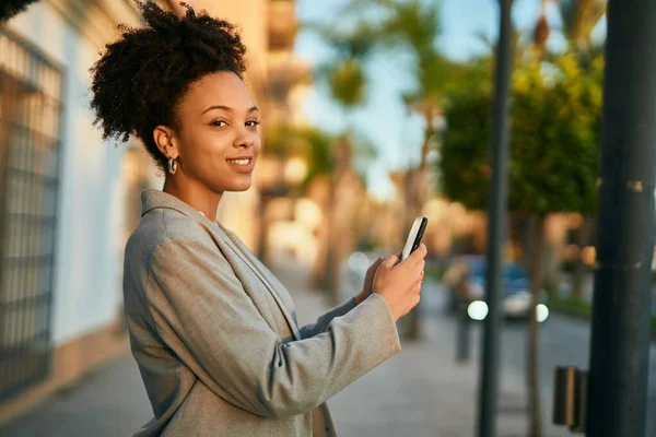 Mladý Africký Americký Podnikateležena Usměvavý Šťastný Pomocí Smartphone Městě — Stock fotografie