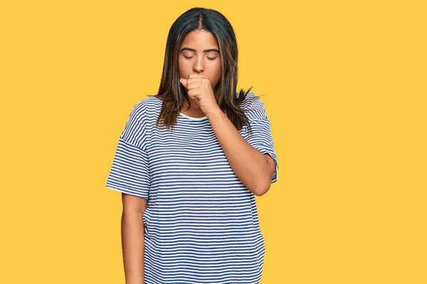 カジュアルな服を着た若いラテン語の少女は気分が悪く 風邪や気管支炎の症状として咳をする ヘルスケアの概念 — ストック写真
