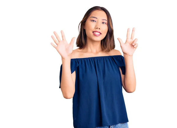 Młoda Piękna Chińska Dziewczyna Noszenia Casual Ubrania Pokazując Wskazując Palcem — Zdjęcie stockowe