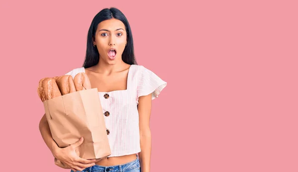 Jovem Bela Menina Latina Segurando Saco Papel Com Pão Assustado — Fotografia de Stock