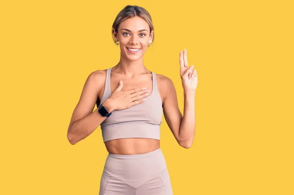 Hermosa Mujer Caucásica Usando Ropa Deportiva Sonriendo Jurando Con Mano — Foto de Stock