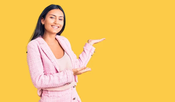 Menina Latina Bonita Nova Vestindo Roupas Negócios Convidando Para Entrar — Fotografia de Stock