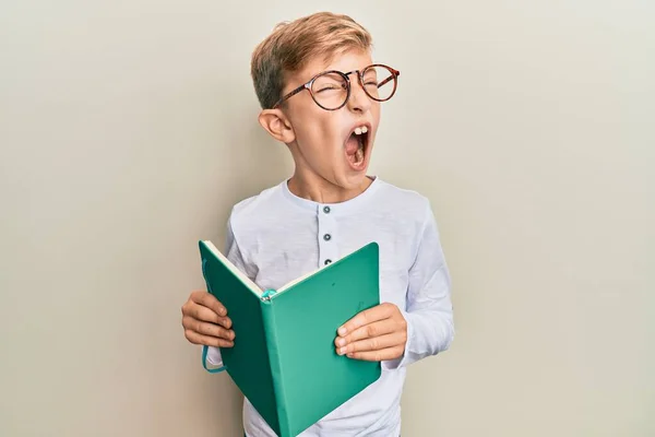 Niño Pequeño Caucásico Leyendo Libro Con Gafas Enojadas Locas Gritando — Foto de Stock