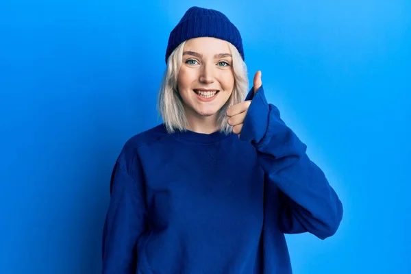 Ung Blond Flicka Bär Casual Kläder Ler Glad Och Positiv — Stockfoto