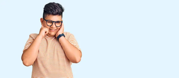 Niño Pequeño Con Ropa Casual Gafas Que Cubren Las Orejas —  Fotos de Stock