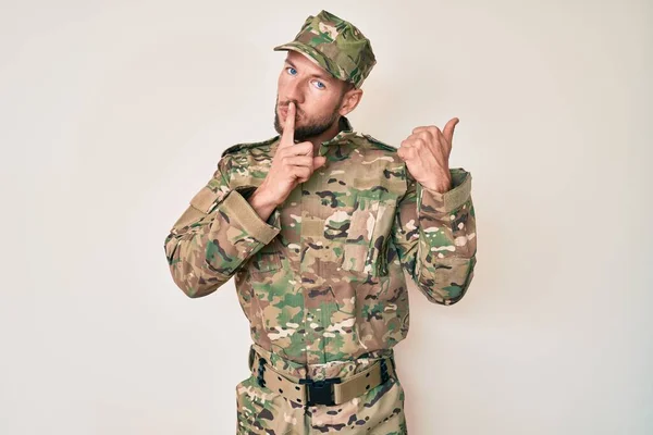 Молодой Кавказский Человек Камуфляжной Армейской Униформе Просит Молчать Пальцем Губах — стоковое фото