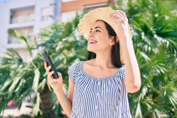 Joven Chica Turista Latina Vacaciones Sonriendo Feliz Usando Teléfono Inteligente —  Fotos de Stock