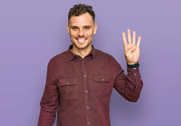 Junger Hispanischer Mann Lässiger Kleidung Zeigt Mit Finger Nummer Vier — Stockfoto