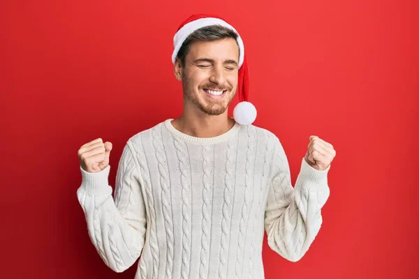 Όμορφος Καυκάσιος Άντρας Που Φοράει Χριστουγεννιάτικο Καπέλο Πολύ Χαρούμενος Και — Φωτογραφία Αρχείου